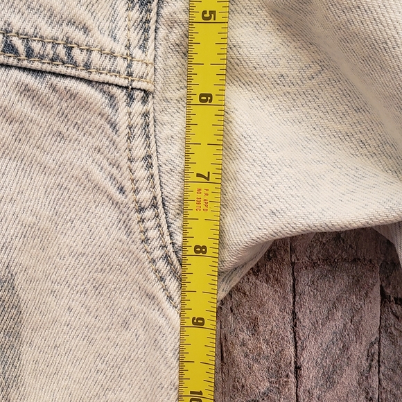 Acid-Wash Cropped Denim Jacket - Picture 7 of 10